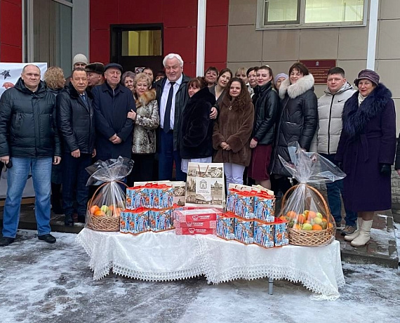 Сергей Мягких с коллегами-депутатами поздравили детей и сотрудников Дома ребенка с наступающим Новым годом