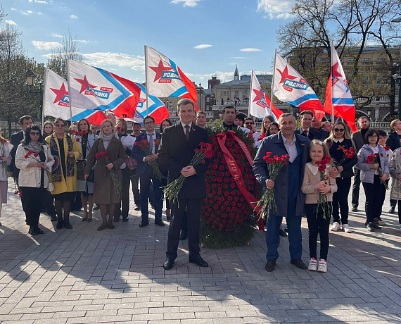 Соратники партии "РОДИНА" возложили венки и цветы к Могиле Неизвестного Солдата
