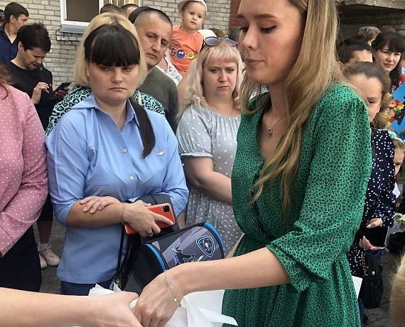 Ученические принадлежности от Виктора Илюхина получили 1090 первоклассников десяти школ Новосибирска