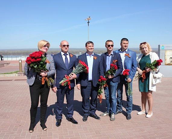 Самарские партийцы возложили цветы к Вечному огню в День Победы