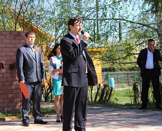 Партийцы Дзержинска отметили праздник Победы вместе с инвалидами-колясочниками