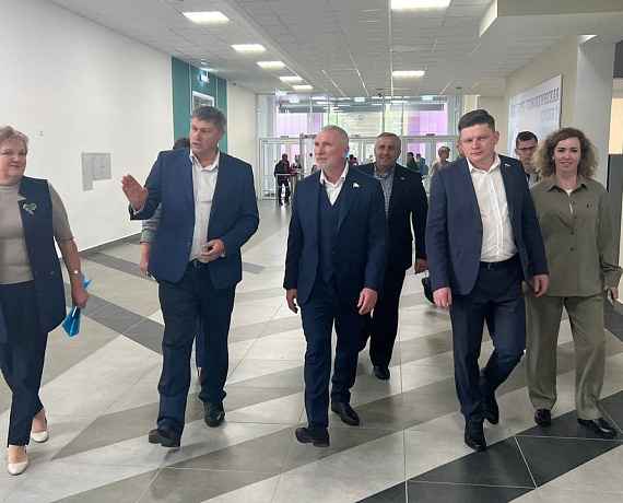 Рабочий визит в Тамбовскую область Алексей Журавлев начал с осмотра новой школы