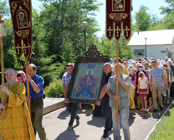 Самарская "РОДИНА" передала в дар церкви икону Божией Матери "Державная"