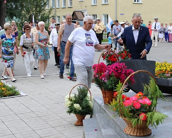 В Новосибирске при поддержке Клуба избирателей Вячеслава Илюхина прошел торжественный митинг, посвященный Дню ВМФ