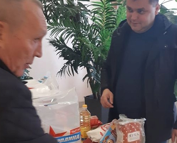 В Семилукском районе Воронежской области соратники раздали продуктовые наборы многодетным и малоимущим семьям