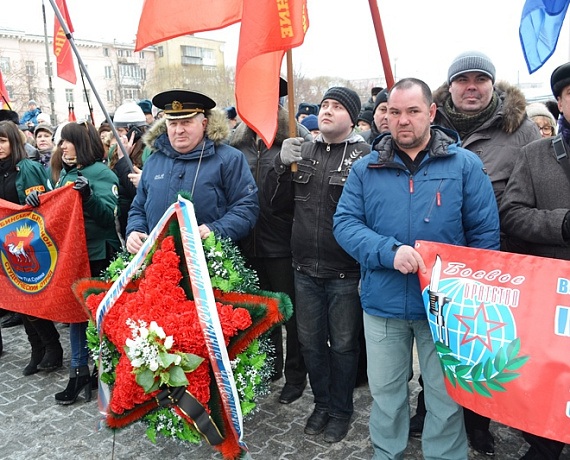 Челябинские активисты возложили цветы к памятнику "Доблестным сынам Отечества"