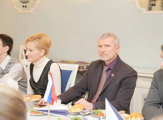 Алексей Журавлёв принял в Госдуме детей с Донбасса, 09.02.2015