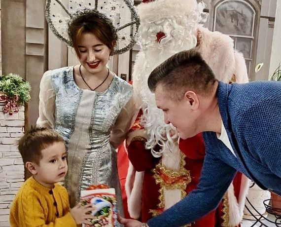 Сухарев подарил детям из многодетных, неполных и опекаемых семей новогодний праздник