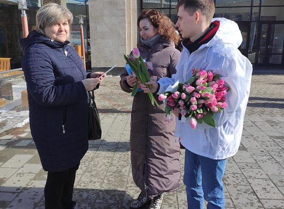 В преддверии 8 Марта Алексей Журавлев подарил цветы жительницам Тамбова
