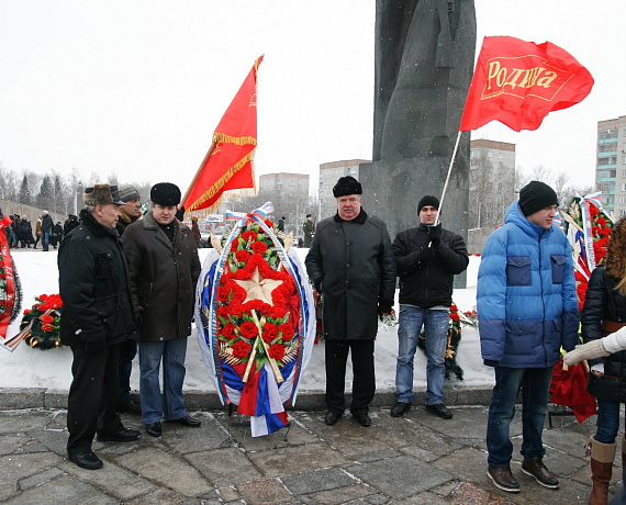 23 февраля пензенские родинцы возложили цветы и венки к памятнику Победы