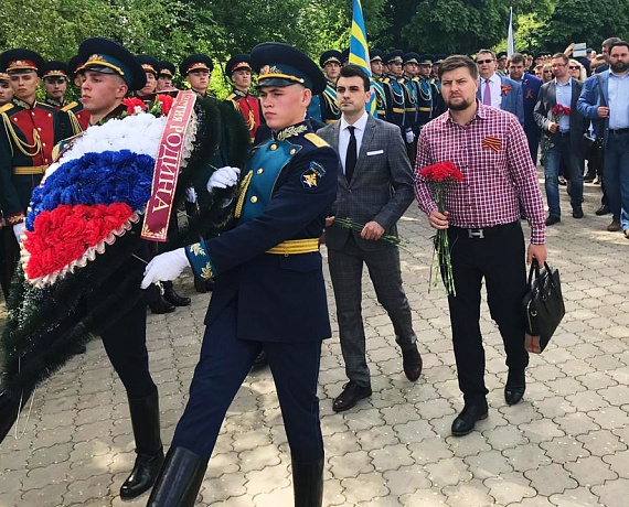 Делегация Воронежской "РОДИНЫ" возложила цветы к Вечному огню