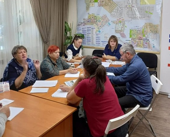 При общественных приемных Вячеслава Илюхина продолжает работу "Школа ЖКХ"