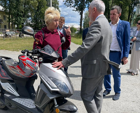 Рабочий визит Журавлева в Свердловскую область начался с посещения поселка Лосиный
