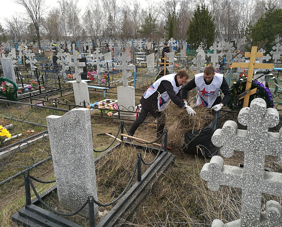 Ульяновские партийцы навели порядок на заброшенных могилах участников войны