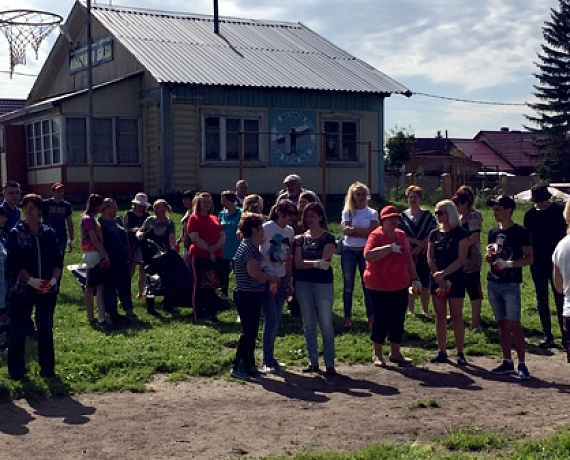 Сторонники новосибирской "РОДИНЫ" с жителями Пашино организовали уборку на берегу озера