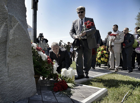 Закладка памятного знака для мемориала погибшим гражданам ДНР, 10.05.2015