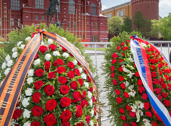 Представители "РОДИНЫ" возложили венки и цветы к могиле Неизвестного солдата, 06.05.2016