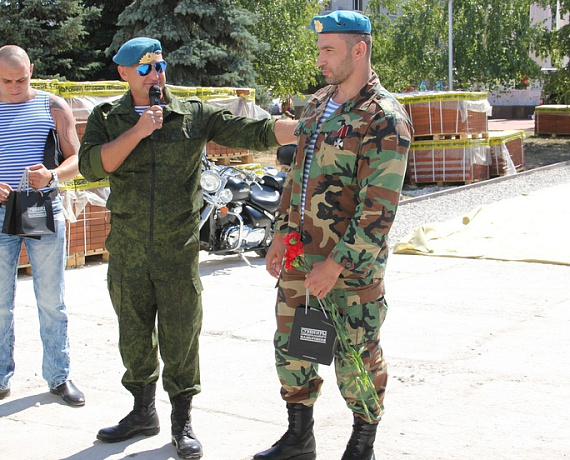 Самарские патриоты поздравили десантников с праздником