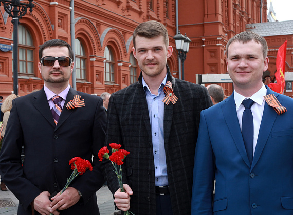 Возложение венков и цветов партией "РОДИНА" в Вечному огню, 8 мая 2014 г.