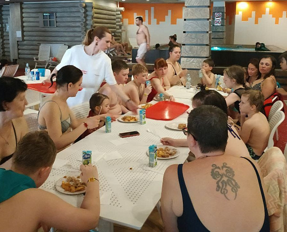 В Подмосковье прошла акция "РОДИНА - ДЕТЯМ" в аквапарке для ребят с ограниченными возможностями здоровья