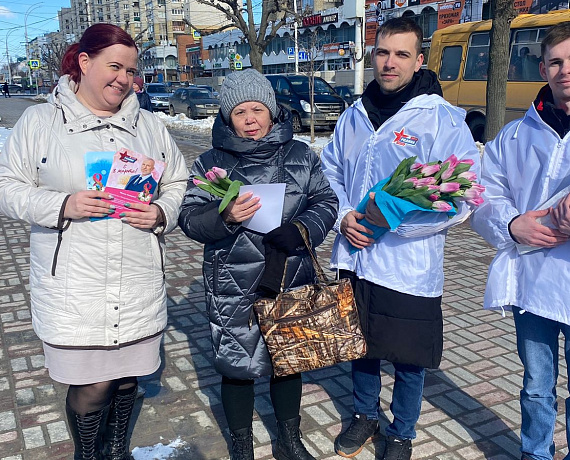 В преддверии 8 Марта Алексей Журавлев подарил жительницам Тамбова цветы