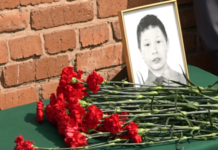 УДМУРТСКАЯ "РОДИНА" СТАЛА ИНИЦИАТОРОМ ОТКРЫТИЯ ТАБЛИЧКИ В ЧЕСТЬ УЧЕНИКА, СПАСШЕГО СЕСТЕР ЦЕНОЙ ЖИЗНИ