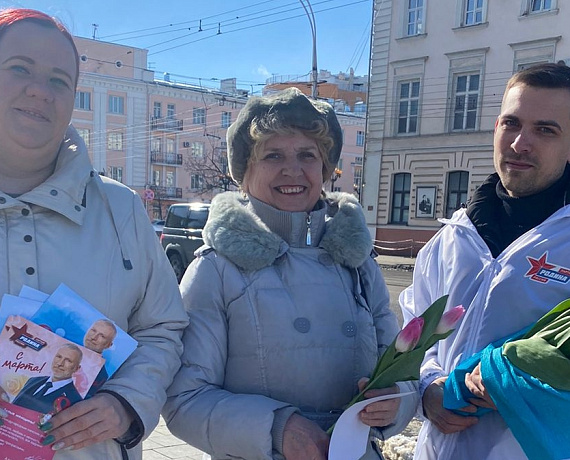 В преддверии 8 Марта Алексей Журавлев подарил жительницам Тамбова цветы