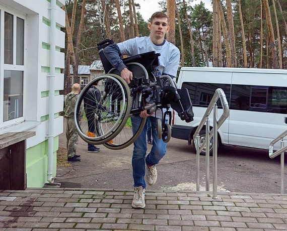 Алексей Журавлев передал инвалидные кресла-коляски социально-реабилитационному центру