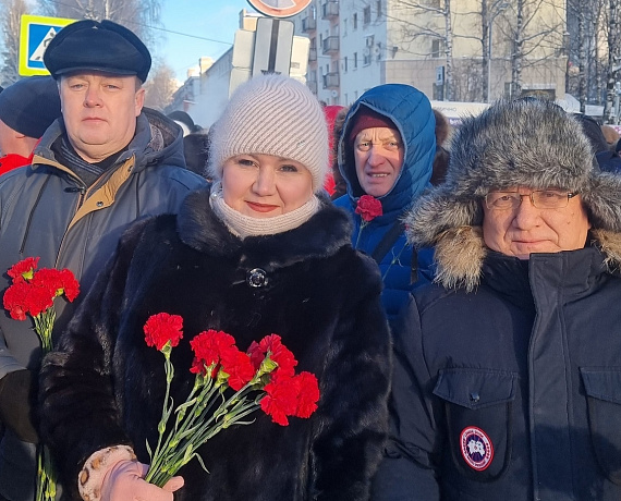 Елена Иванова и Юрий Беляцкий приняли участие в возложении цветов к памятнику "Скорбящий воин" и мемориалу "Вечная слава"