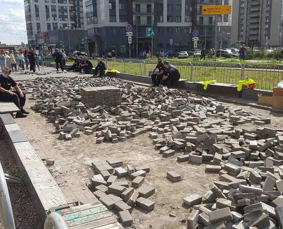 Протест по-ленинградски: в Мурино брусчатку не разбирают, а укладывают обратно