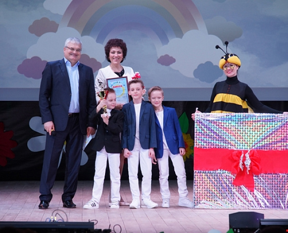 Лидер новосибирской "РОДИНЫ" наградил победителей конкурса "Свежий ветер"