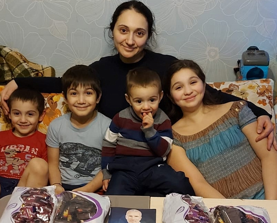 Алексей Журавлев поздравил детей из многодетных семей Воронежа со Старым Новым Годом