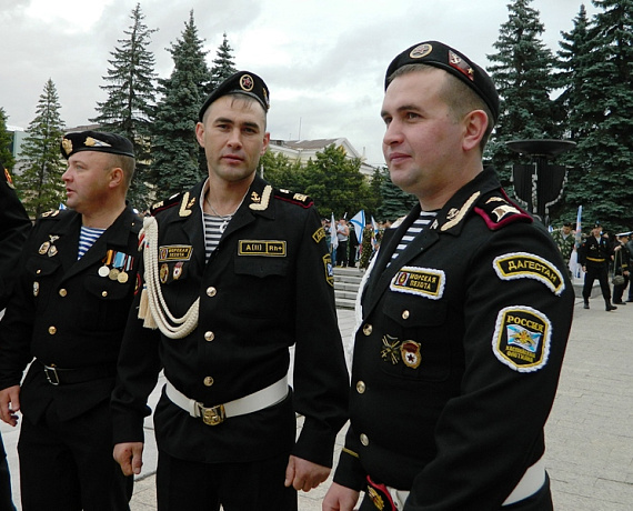 Челябинские активисты поздравили земляков с Днём ВМФ