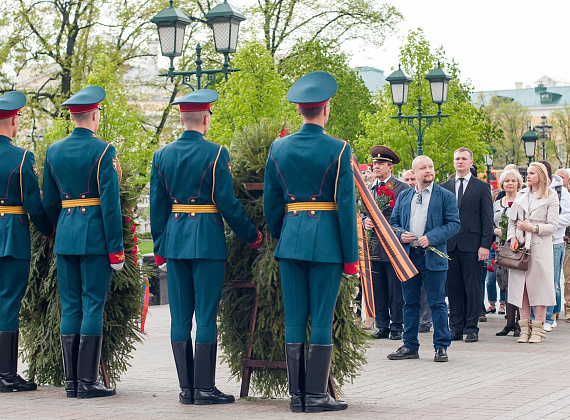 Представители "РОДИНЫ" возложили венки и цветы к могиле Неизвестного солдата, 06.05.2016