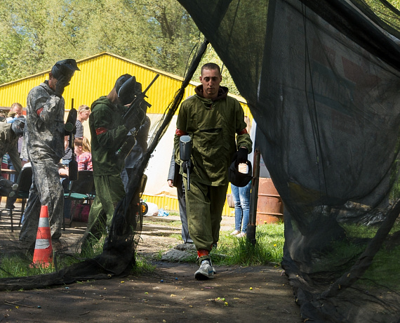 Калиниградские партийцы провели открытый турнир по пейнтболу "Защитник Родины"