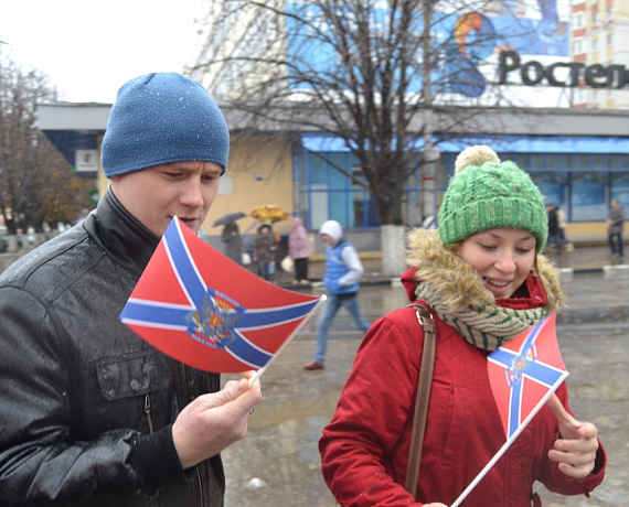 Патриоты Саратова поддержали пикетами выборы в Новороссии