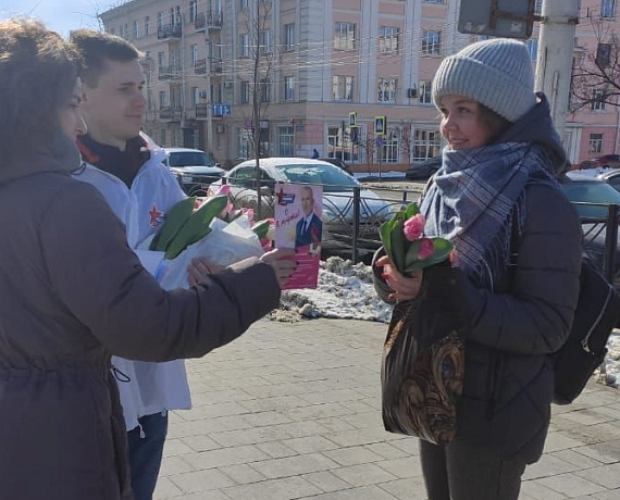 В преддверии 8 Марта Алексей Журавлев подарил жительницам Тамбова цветы