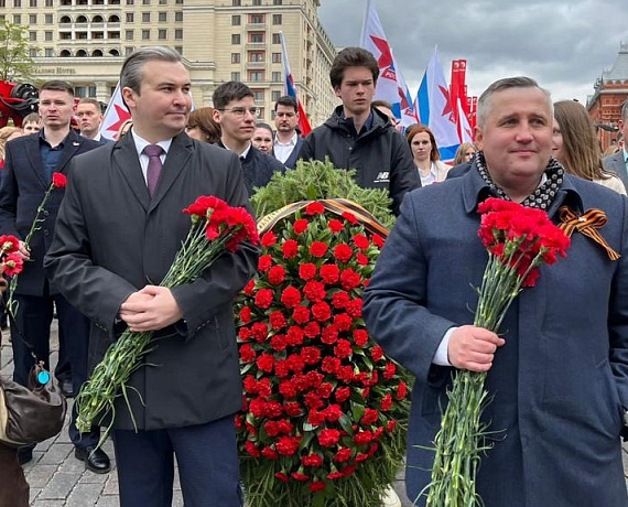 Соратники партии "РОДИНА" возложили венки и цветы к Могиле Неизвестного Солдата