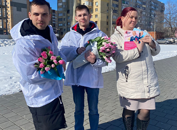 В преддверии 8 Марта Алексей Журавлев подарил цветы жительницам Тамбова