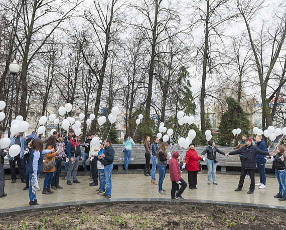 В Татарстане "РОДИНА" и "Вежливые люди" провели флэшмоб