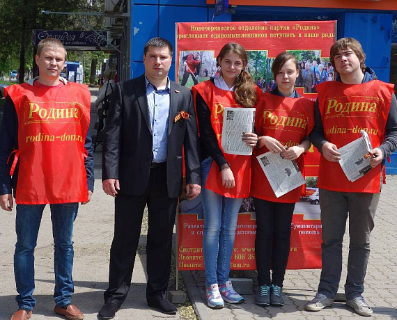 Активисты Новочеркасска раздавали георгиевские ленты в пику "бизнесменам от патриотизма"