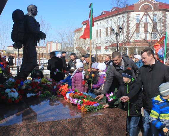 Активисты Нарьян-Мара возложили цветы к Вечному огню