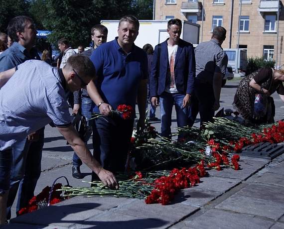 Архангельские партийцы возложили цветы к Вечному огню в День ВМФ