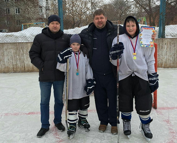 "РОДИНА" поддерживает дворовый спорт: в Камышлове провели турнир по хоккею с шайбой