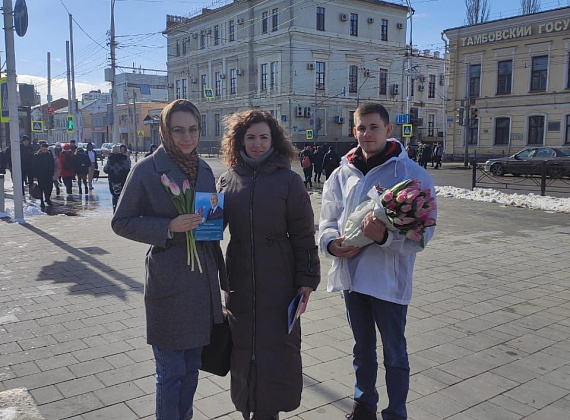 В преддверии 8 Марта Алексей Журавлев подарил цветы жительницам Тамбова
