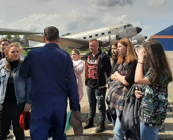 Калужская "РОДИНА" организовала экскурсию по аэродрому для школьников 6-8 классов