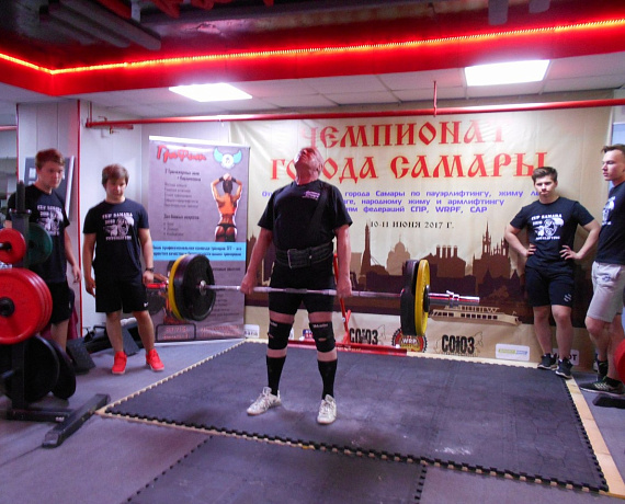 Самарский соратник одержал победу на турнире по пауэрлифтингу