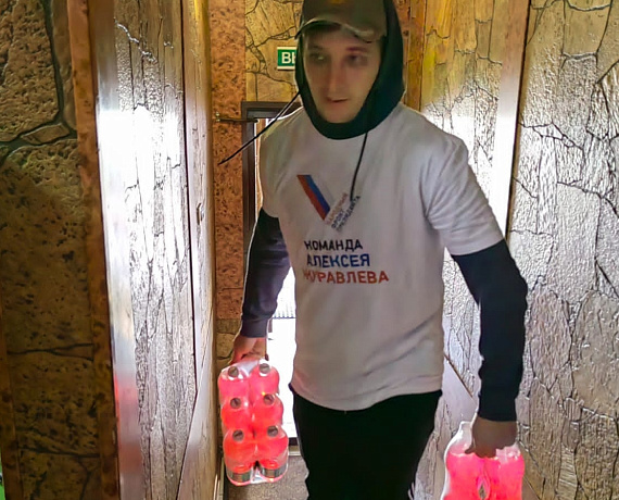 Алексей Журавлев передал гуманитарную помощь беженцам из Донбасса, прибывшим в Тамбовскую область