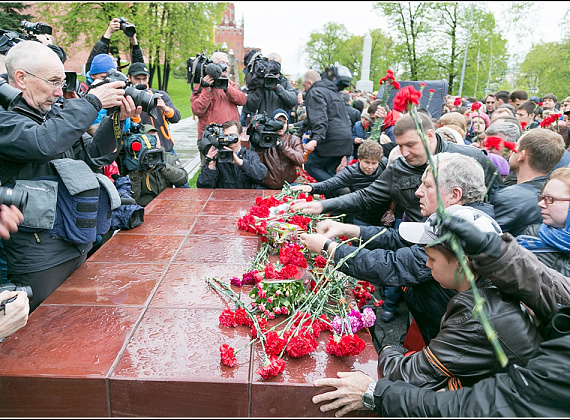 "РОДИНА" в Александровском саду почтила память погибших в Одессе, 5 мая 2014 г. (галерея 1)