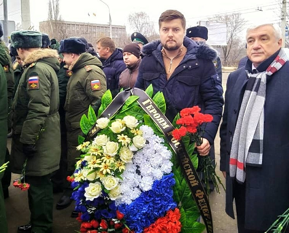 Делегация Воронежской "РОДИНЫ" в День Героев Отечества возложила венок в парке "Патриот"